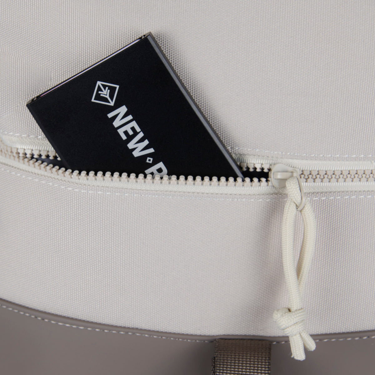 New Rebels Backham Rolltop Rucksack – Innenansicht mit dunkelgrauem Futter