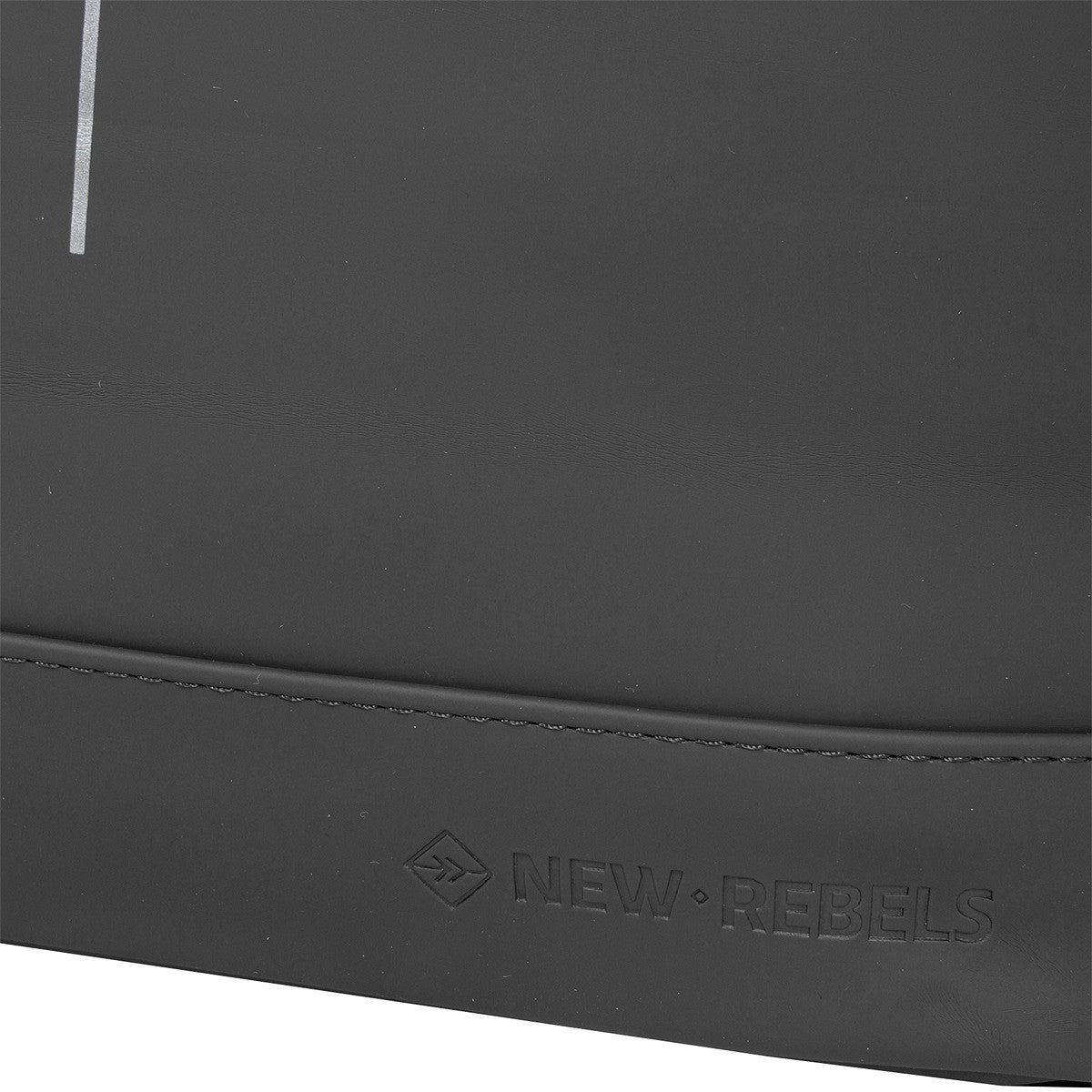 New Rebels New York Rolltop Rucksack Schwarz mit 15-Zoll-Laptopfach – Produktfoto 8