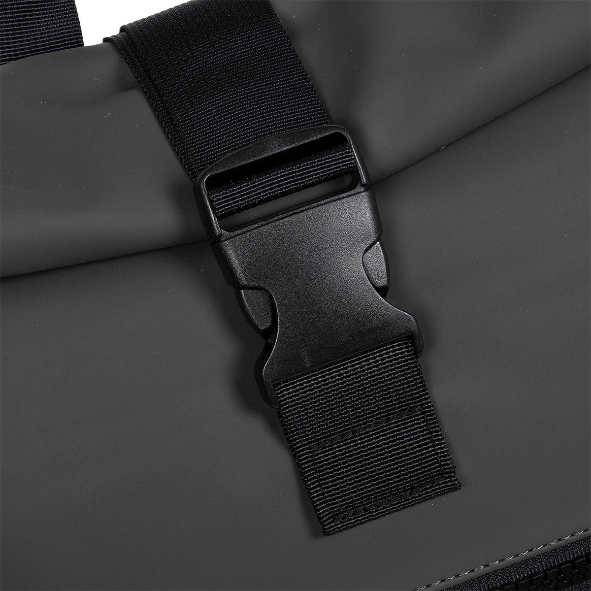 New Rebels New York Rolltop Rucksack Schwarz mit 15-Zoll-Laptopfach – Produktfoto 10