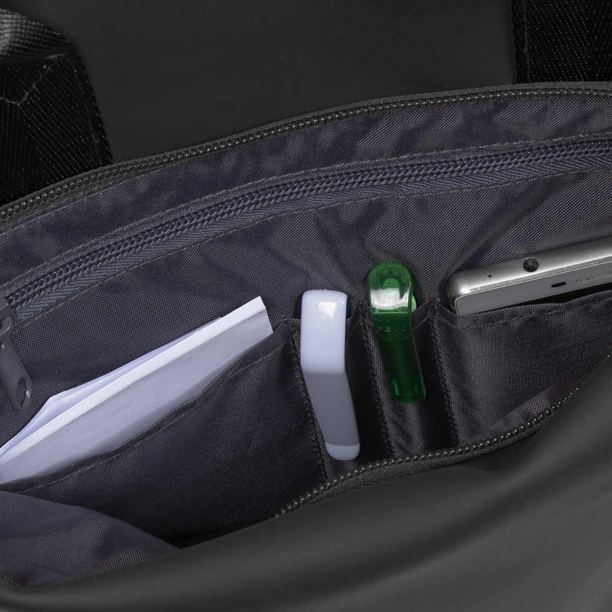 New Rebels William Milwaukee Rucksack – Wasserabweisend, 18L Volumen, Laptopfach, Silber-Innenfutter