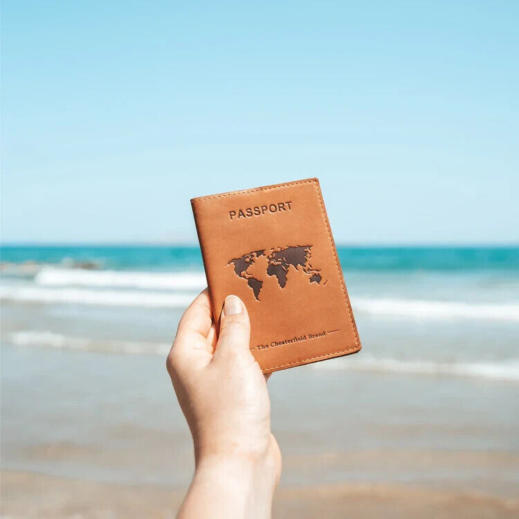 The Chesterfield Brand Passport Cover – Hochwertiges Reisepass-Etui aus 100% Rindsleder mit Weltkarten-Design cognac