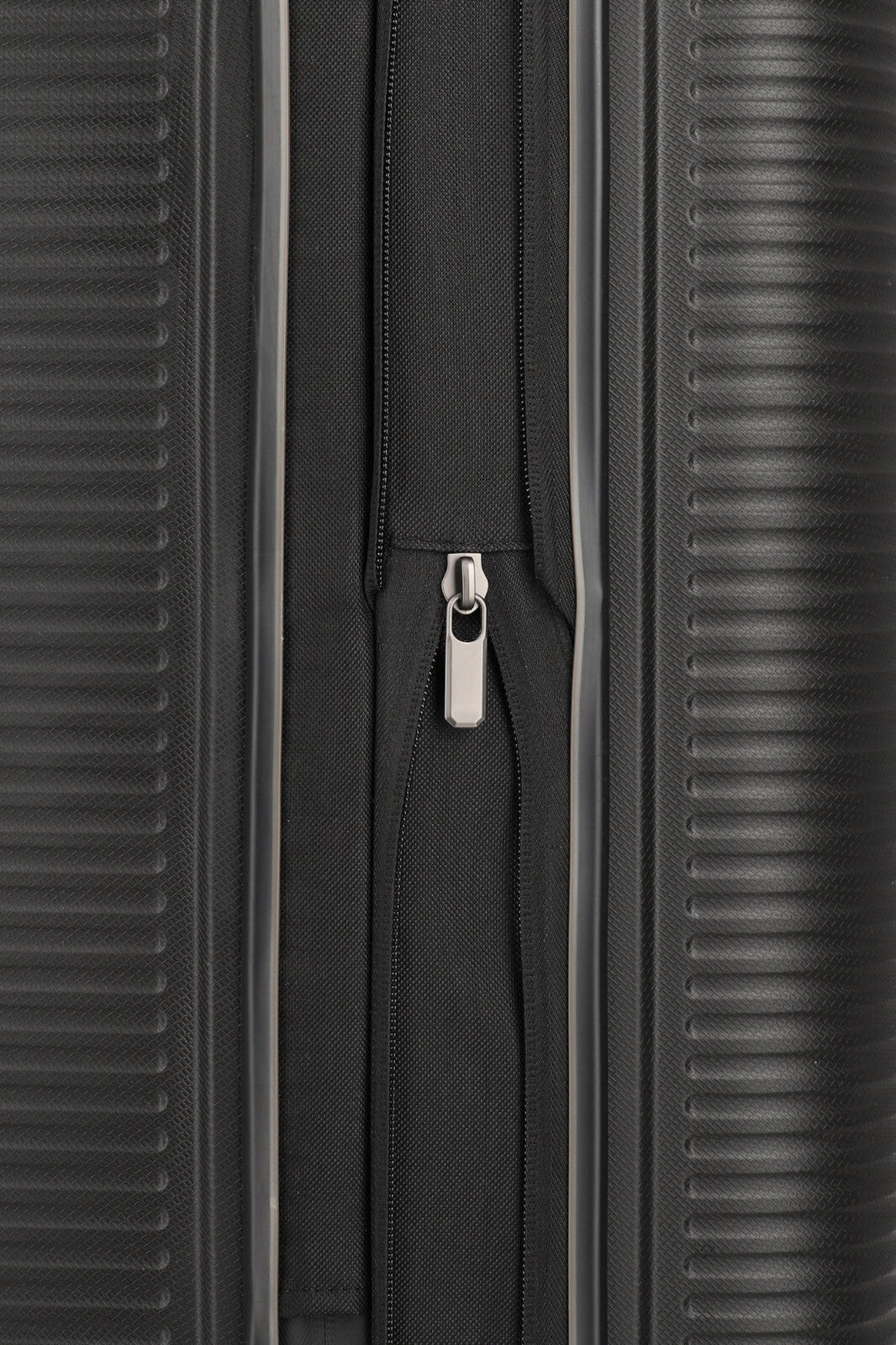 Travelite Roomer M (66 cm, erweiterbar) – 66 l Hartschalenkoffer mit TSA‑Schloss & 4 Doppelrollen