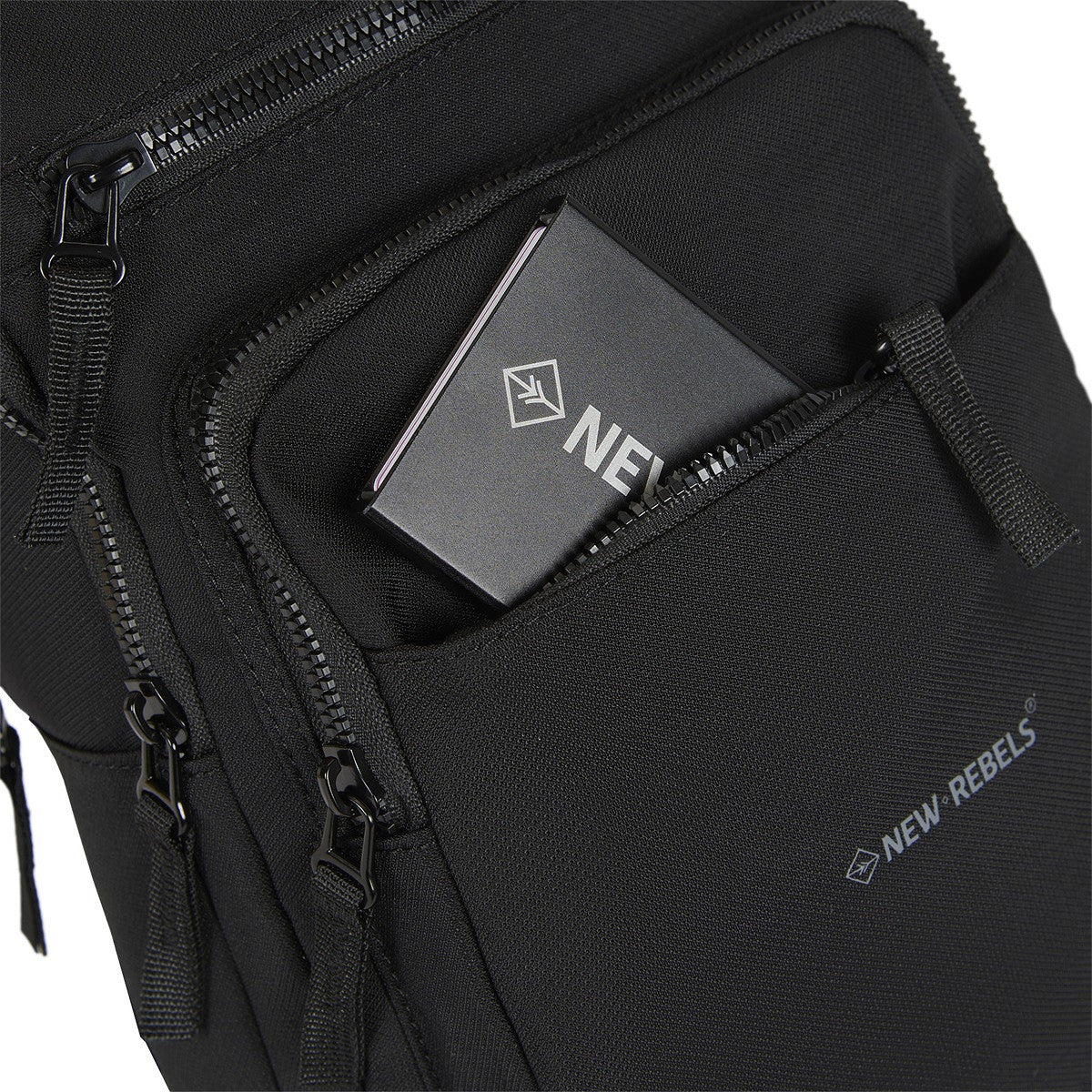 New Rebels Walden - Caldwell große Crossbody Bag – Nylon Umhängetasche mit Tabletfach & Sicherheitsfach schwarz
