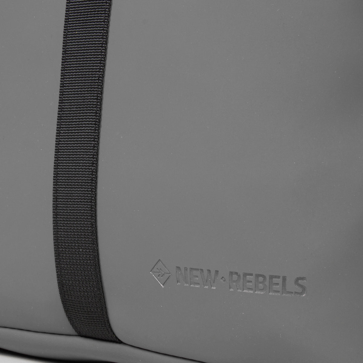 New Rebels Mart Roll Up Rolltop City Rucksack Los Angeles wasserabweisend anthrazit