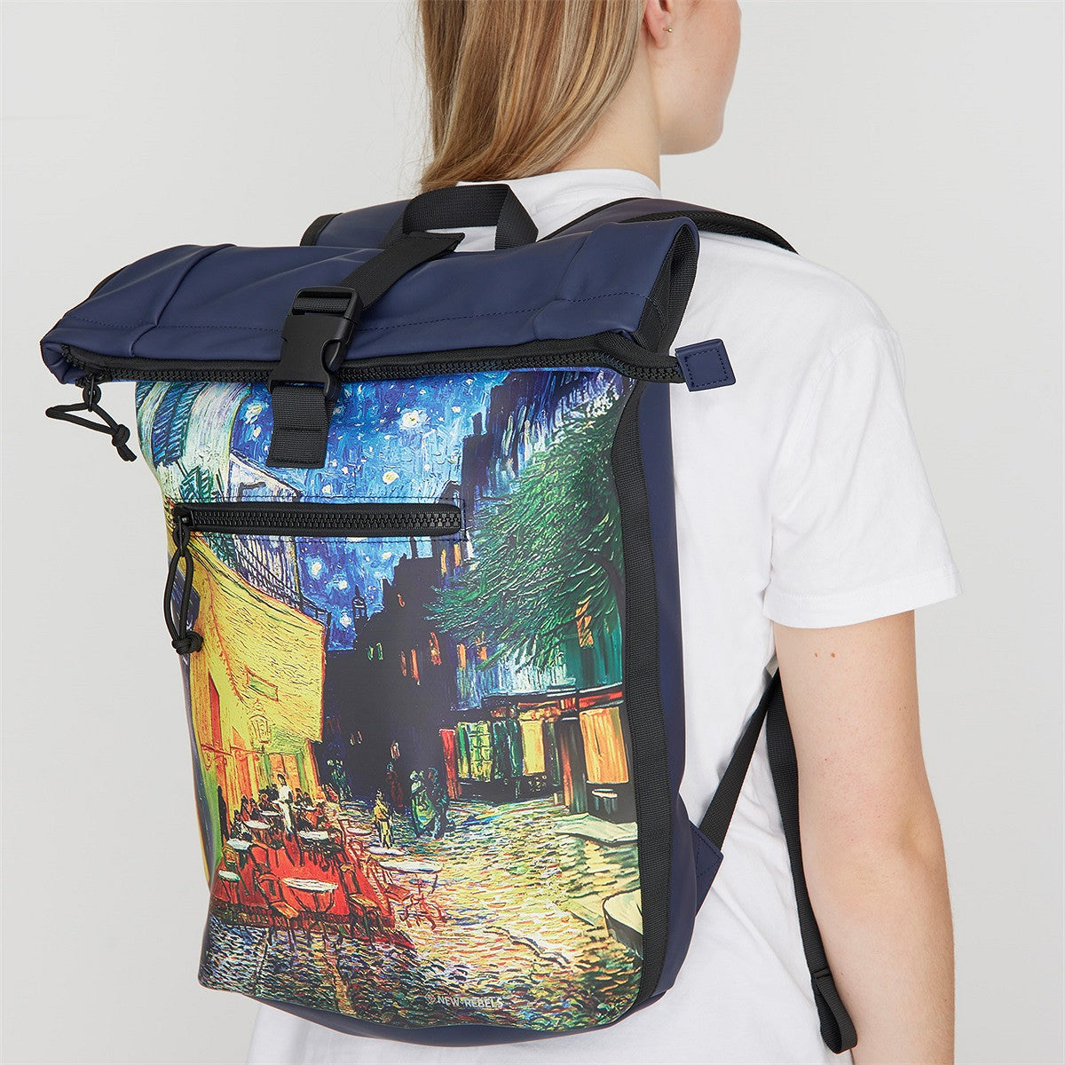 New Rebels New York Van Gogh Rucksack – Caféterrasse am Abend, Rolltop, wasserabweisend, 15" Laptopfach