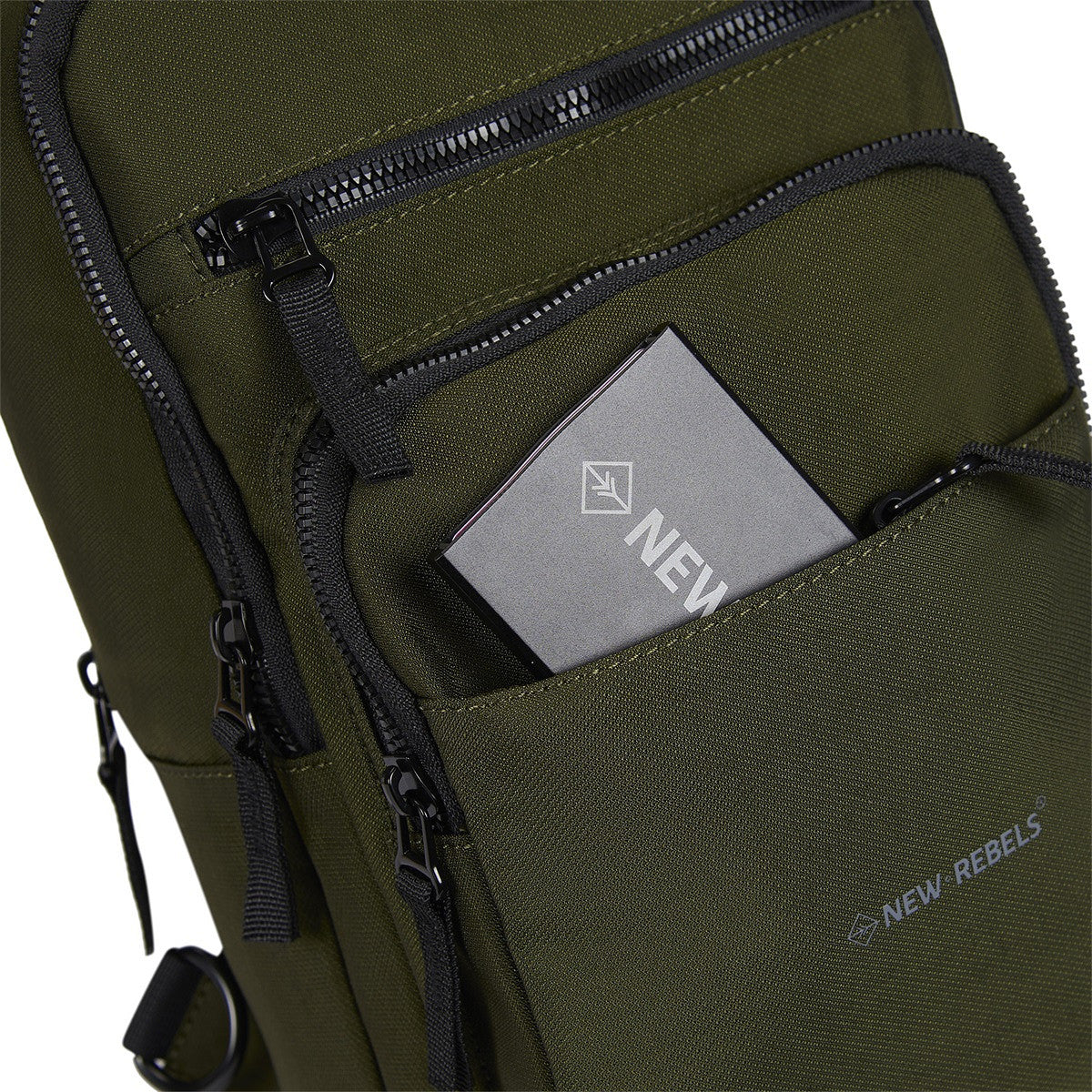New Rebels Walden - Caldwell große Crossbody Bag – Nylon Umhängetasche mit Tabletfach & Sicherheitsfach oliv