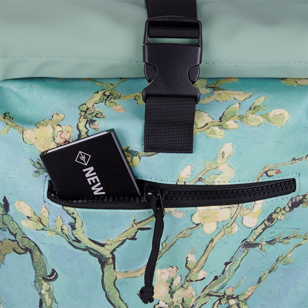 New Rebels New York Mandelblüte Rucksack – Rolltop, wasserabweisend, 15" Laptopfach