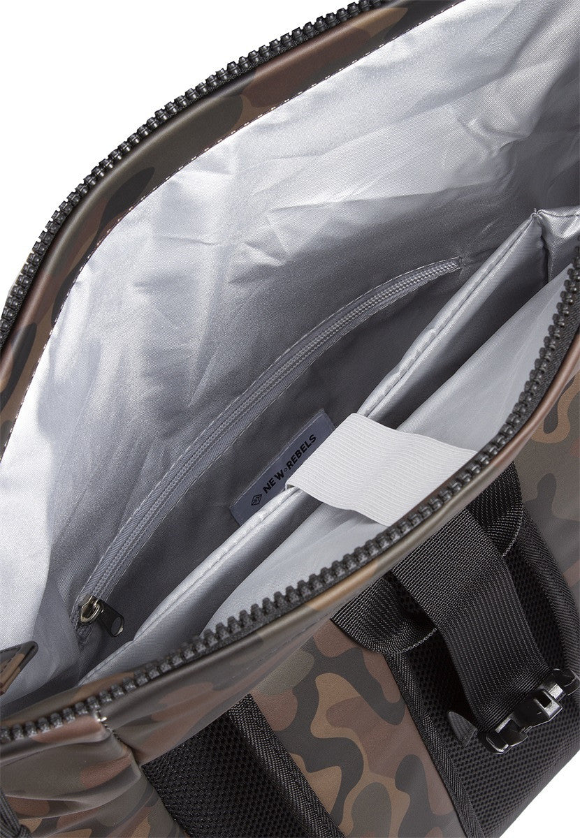 New Rebels New York Rolltop Rucksack Flecktarn – wasserabweisend, 15" Laptopfach, 15 L