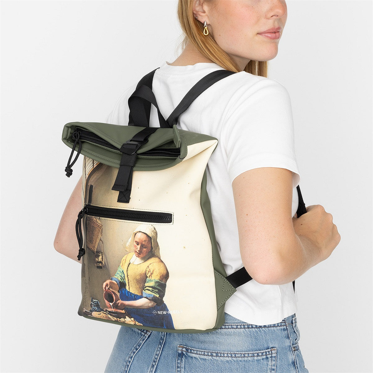 New Rebels Mart Art Roll Up City Rucksack Los Angeles Milkmaid II – Kunstvolles Design nach Vermeers „Das Milchmädchen“, wasserabweisend & praktisch