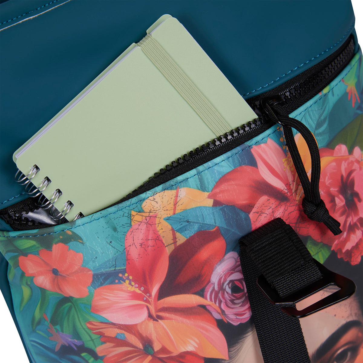 New Rebels Flowerhead Rucksack – rückseitiges Reißverschlussfach