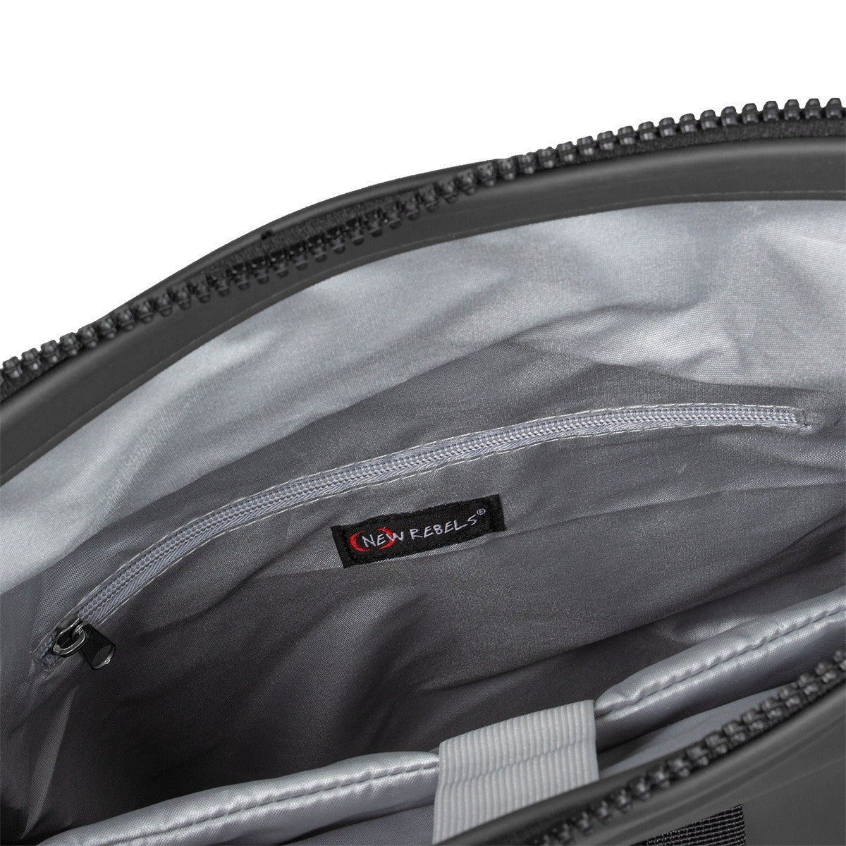 New Rebels New York Rolltop Rucksack Schwarz mit 15-Zoll-Laptopfach – Produktfoto 4