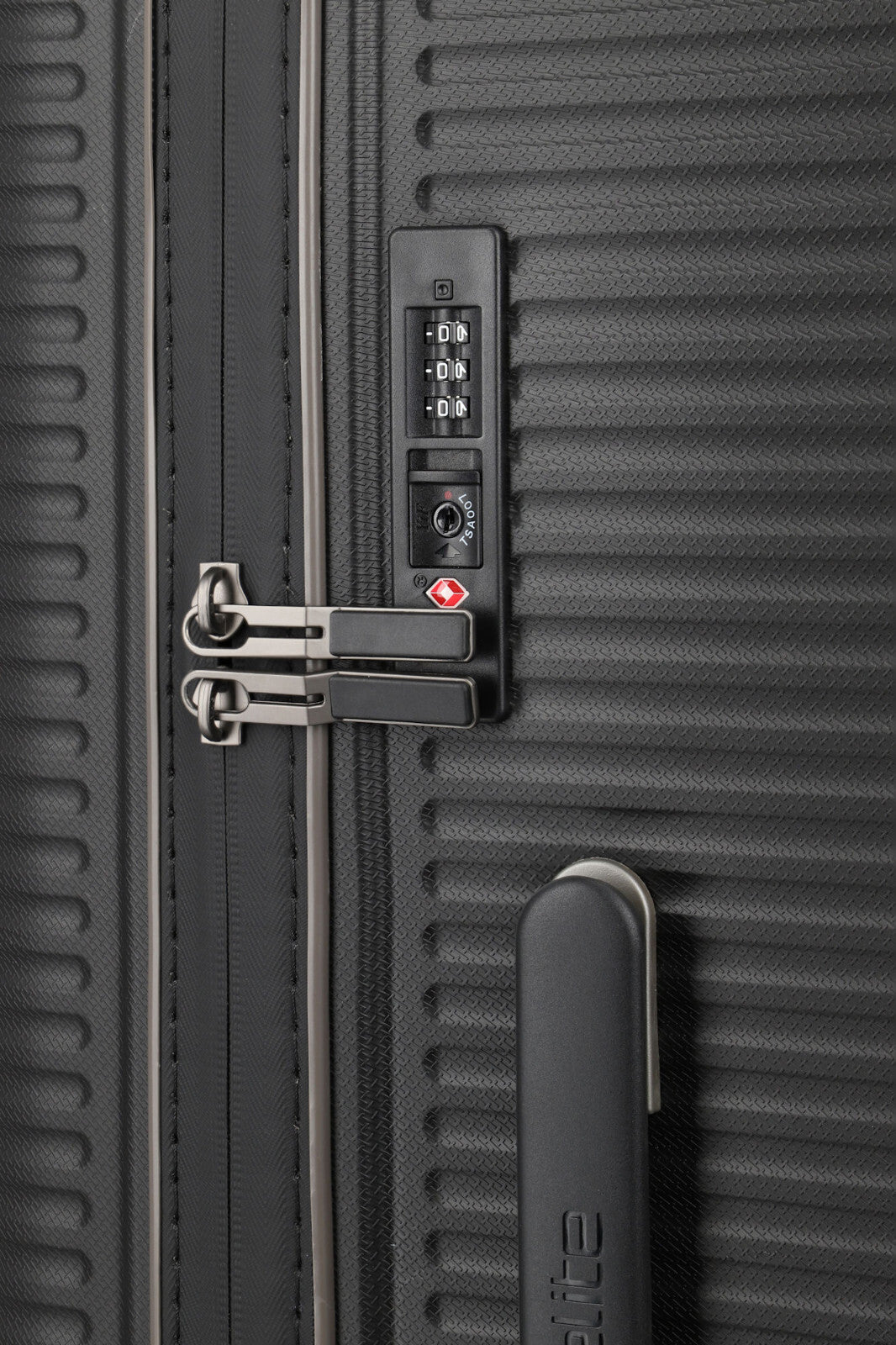 Travelite Roomer M (66 cm, erweiterbar) – 66 l Hartschalenkoffer mit TSA‑Schloss & 4 Doppelrollen