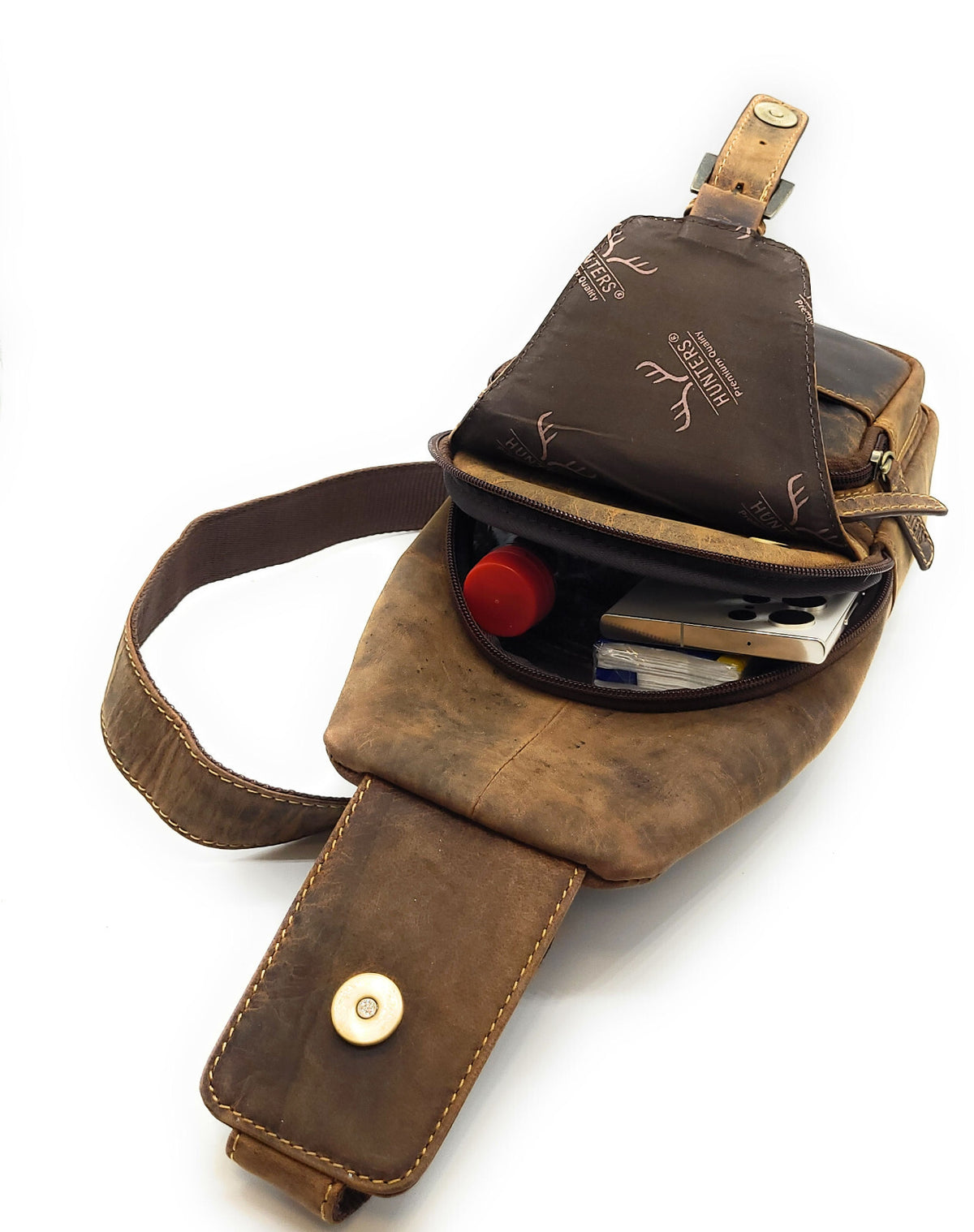 Detailansicht der Hunters Slingbag mit geprägtem Logo, Reißverschlüssen und strapazierfähigem Schultergurt