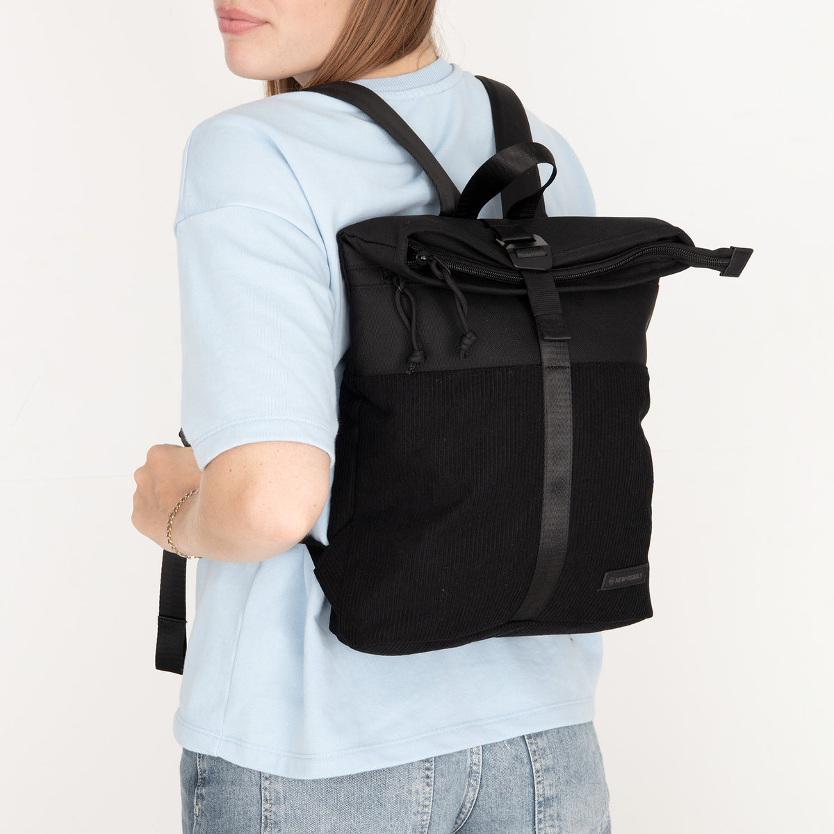 New Rebels Ribbi Rolltop-Rucksack mit Cord-Panel – Schwarz