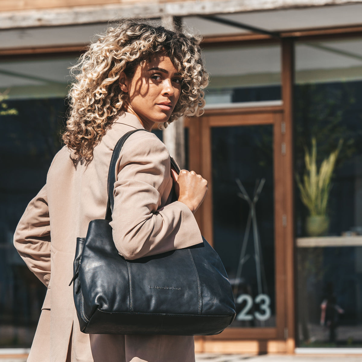 The Chesterfield Brand echt Leder Damen Handtasche Schultertasche Businesstasche Gail schwarz