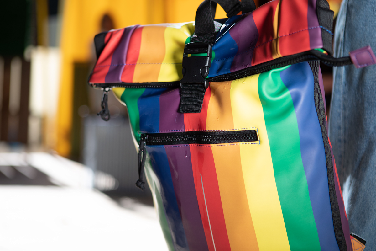 New Rebels New York Rolltop Rucksack Regenbogen – wasserabweisend, 15" Laptopfach, 15 L