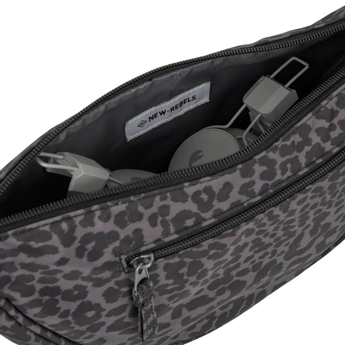 New Rebels Moonbag „Stay Wild" – Crossbody-Tasche mit Leopard-Print black, Nylon, 32 × 16 cm