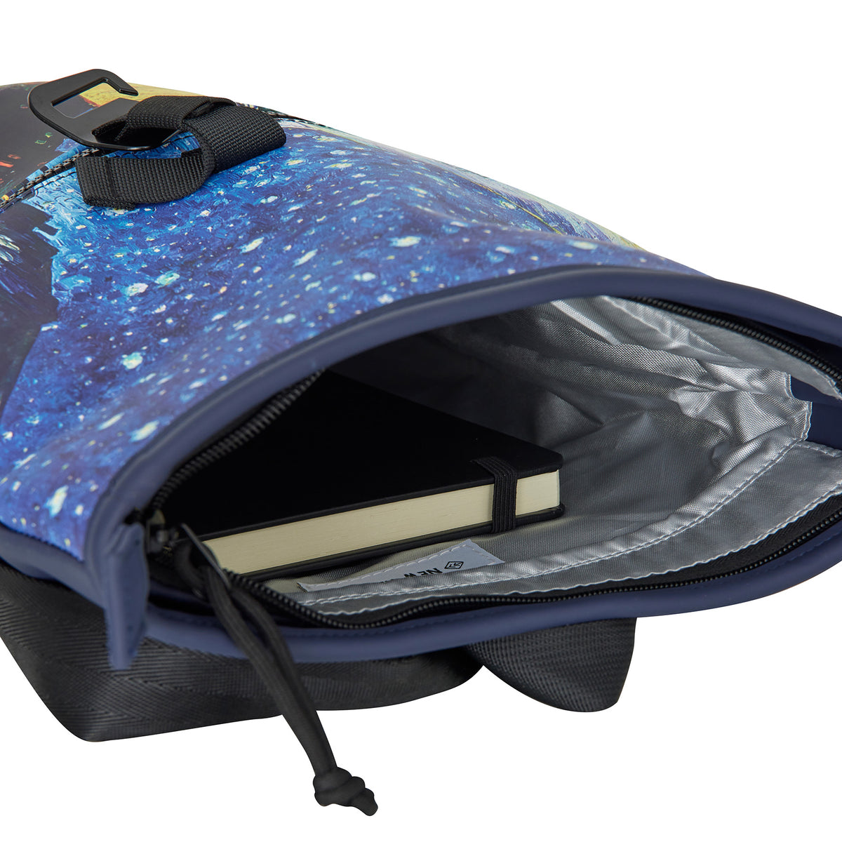 New Rebels Rolltop Cityrucksack Los Angeles – „Van Gogh Café“ – Künstlerischer Rolltop mit Gemälde-Print, Wasserabweisend & Praktisch