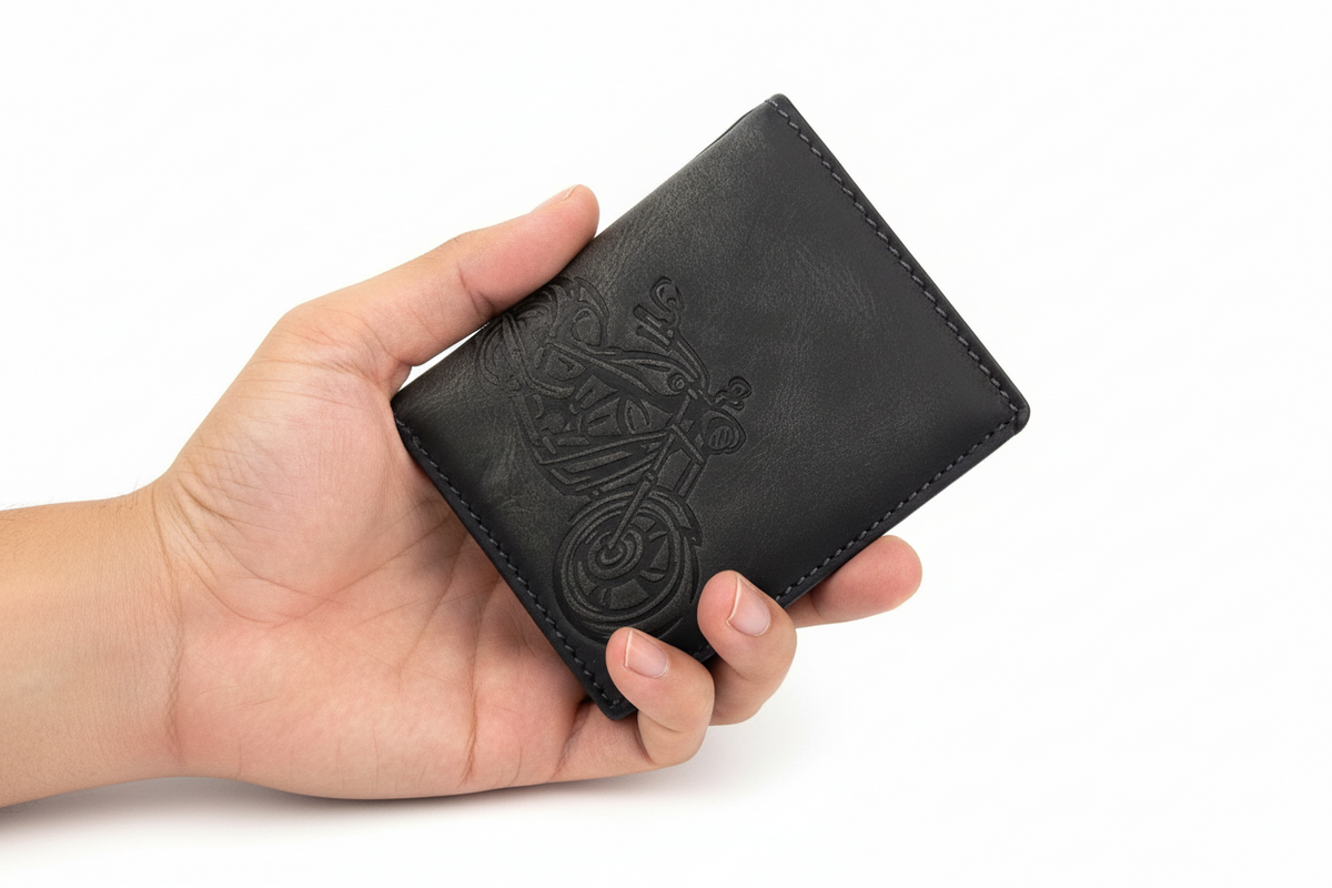 Jockey Club Mini-Geldbörse aus Büffelleder mit Motorrad-Prägung & RFID-Schutz – Kompakt, robust & mit Kettenöse